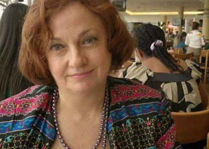 القاضية غادة عون في هجوم عنيف عبر التويتر:انا أنعي اليكم دولة القانون في بلدي الحبيب لانه منذ الأن اذا تجرأ اي قاضي ولاحق احد النافذين سيصبح مدعى عليه بدل ان يتمكن من القيام بأبسط موجباته المهنية. النجماوي فيا زملائي ما تعذبوا حالكن، فيكن تلاحقوا الي بيسرق رغيف خبز او قارورة غاز.. بس اصحى تلاحقوا من يسرق بلد بأكمله