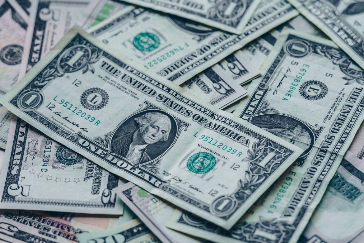الدولار يتخطى ١٢ ألف… إليكم التسعيرة