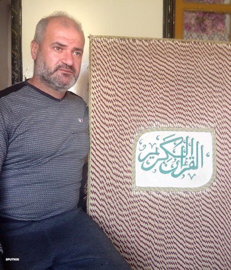 سوري يخط بيده نسخة من القرآن استغرقت ثلاث سنوات (صور)