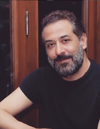 فنان سوري يبكي بعد تذكره مشهدا بمسلسل جعله يزور طبيبا نفسيا