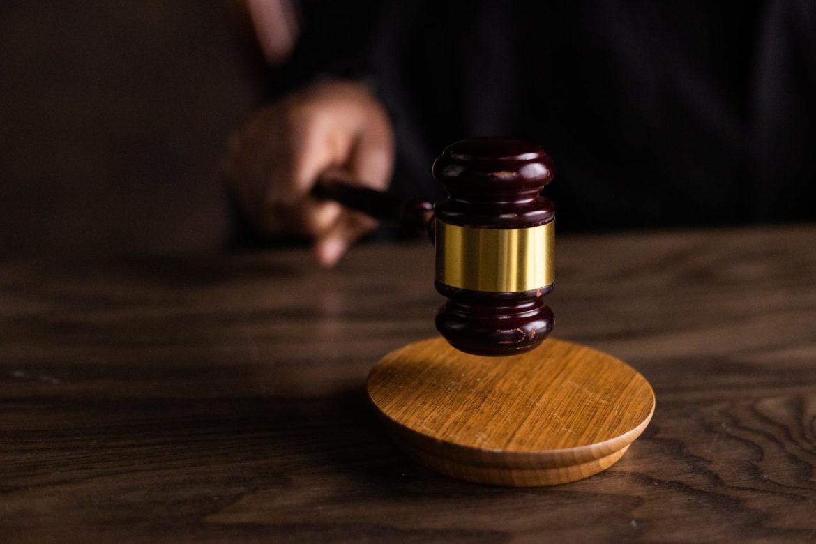 قاضٍ بريطاني يفاجئ لصا بنصحية: اترك السرقة لأنك لا تجيدها